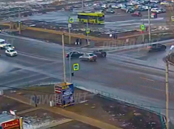 Нарушитель не успел промчаться через перекресток в Волжском