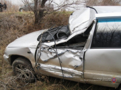 Под Волгоградом внедорожник опрокинулся в кювет, пытаясь обогнать трактор