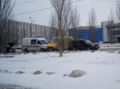 Пассажирка маршрутки пострадала в ДТП на улице Мира в Волжском
