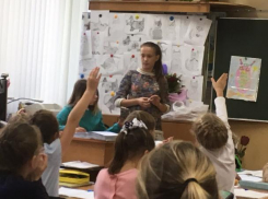 Старшеклассники в честь Дня учителя выгнали преподавателей с уроков в Волжском 