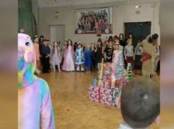 Вместо елки школьники получили гору «барахла» 