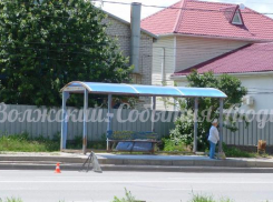 В Волжском вандалы разгромили еще две остановки