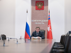 Андрей Бочаров поручил выплатить по 1000 рублей медработникам