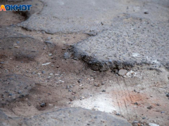 Ни проехать, ни пройти: под Волжским изрыли улицу около детской поликлиники