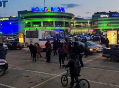 Три сотни подростков различных субкультур собрались на «сходку» у ТРЦ в Волжском: ВИДЕО