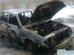 В Волжском на улице Кирова подожгли две «пятнашки»