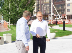 Мэр города лично проверил установку новых солнечных часов