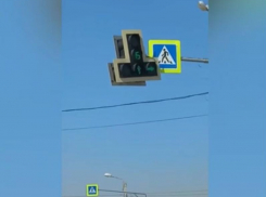 Светофор отрывает порывами штормового ветра в Волжском: видео