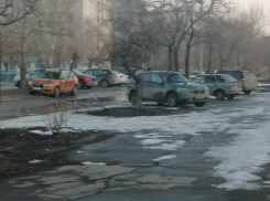 Посетители Кванториума устроили стоянку на аллее в Волжском