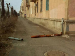 Ржавый водосток «отвалился» от дома в Волжском