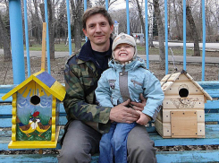 Маршрутчик за девять лет сделал и повесил в Волжском 300 скворечников