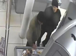 Полиция разыскивают вора в черной шапке, укравшего у волжанина 23 тысячи рублей