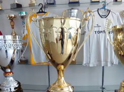 Раритетные коньки и редкие булавы подарили Дому спорта, открытому в Волжском