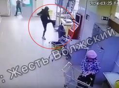 Избитая в продуктовом магазине пенсионерка рассказала о травмах и страхе после нападения в Волжском: видео