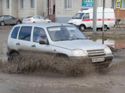 Хмельной житель региона не обрадовался электроэнергетикам и попытался их сбить