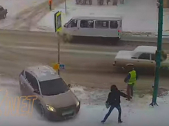 Видео чудесного спасения: проворный волжанин успел отскочить от летящего на него авто 