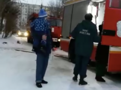 На балконе кричали мать и двое детей, - волжанин о пожаре