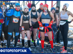 10 километров в шортах и топах пробежали спортсменки в лютый «минус» в Волжском: фото