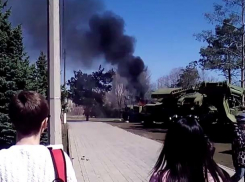 В центре Волжского загорелась военная техника