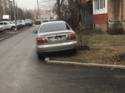 В Волжском автохамы «захватили» пешеходные дорожки в 31 микрорайоне