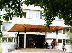 В Волжской гимназии родители опасаются за безопасность детей