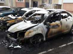 В Волгограде ночью сожгли пять автомобилей