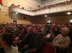 При полном аншлаге прошли слушания по скандальному производству карбамата в Волжском 