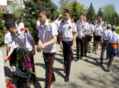 Волжские кадеты возложили цветы к памятнику Георгия Жукова