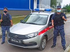 Заносила в квартиру сумки и потеряла сына: Росгвардейцы нашли и передали юного волгоградца матери