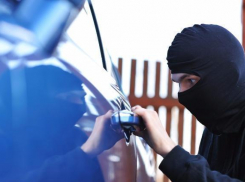 Трое молодых волжан не смогли угнать автомобиль