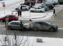 В Волжском водитель «Хендая» не успел притормозить перед «Маздой»