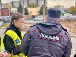 Засветись в Волжском: пешеходам напомнили о безопасности на дорогах