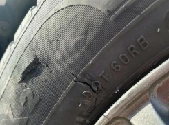 В Волжском мужчина пробил колесо из-за плохой дороги