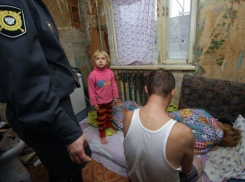 На севере Волгограда маленький ребенок жил в наркопритоне матери и дяди