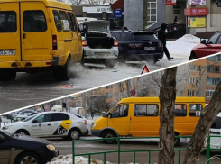 Маршрутка с пассажирами врезалась в такси на перекрестке в Волжском