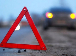 «Газель» въехала в отечественную машину на пустой автодороге в Волжском