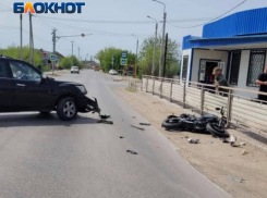 Иномарка подмяла под себя мотоциклиста на новой дороге в Волжском