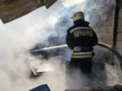 Хозпостройки и 24 тонны сена вспыхнули под Волжским