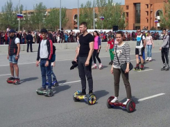 Первомайскую демонстрацию волжане открыли на гироскутерах, байках и скейтах