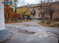 На единицу оценили дороги во дворах жители Волжского