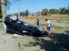 На юге Волгограда ВАЗ улетел в кювет и перевернулся