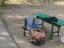 Полуголый мужчина «под мухой» лег спать на детской площадке: видео