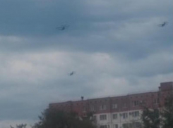 Три самолета пролетели низко над головами жителей в Волжском: видео