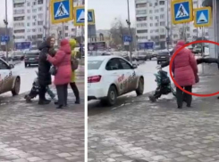 Врезала таксисту с ребенком на руках и бросилась на бабушку: в Волжском на видео попала потасовка 