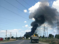 В Волжском на промзоне случился большой пожар