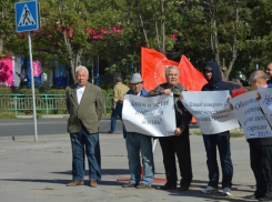 В Волжском прошла акция памяти расстрела Верховного Совета