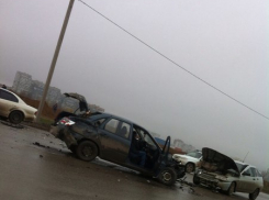 В Волжском столкнулись четыре легковых автомобиля