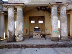 Величественное сооружение разрушает время и равнодушие