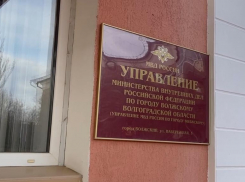 Женщина продает алкоголь подросткам в Волжском