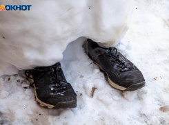 Раздетая и босая женщина выходит на улицу в мороз и теряется в Волжском